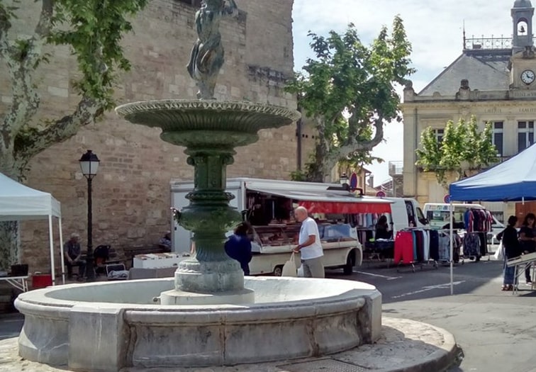 05-JCC-le-village-place-marche╠u-fontaine-cazouls-les-beziers-village-center-market-languedoc-south-france